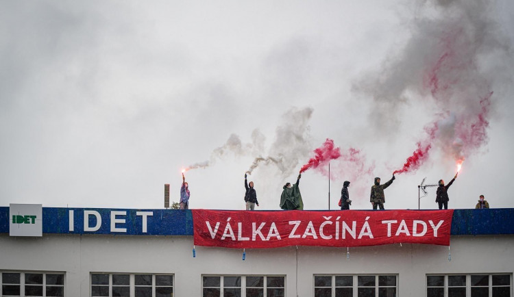 Krev v kašnách a protesty na střeše. Aktivisté brojí proti bezpečnostnímu veletrhu