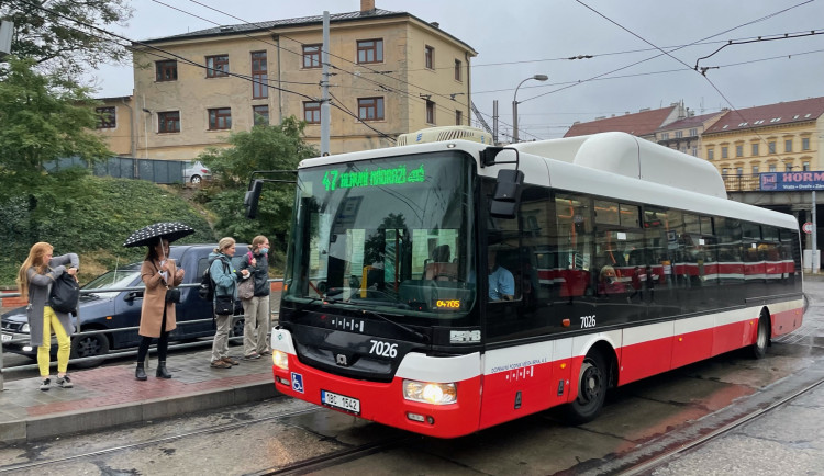 Autobusák v Brně měl napadnout muže přímo před zraky jeho dětí. Dopravce jej brání