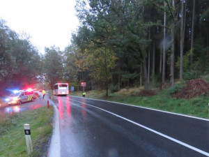 Neosvětleného cyklistu srazil autobus. Při převozu do nemocnice zemřel