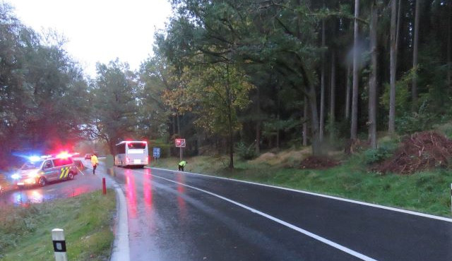 Neosvětleného cyklistu srazil autobus. Při převozu do nemocnice zemřel