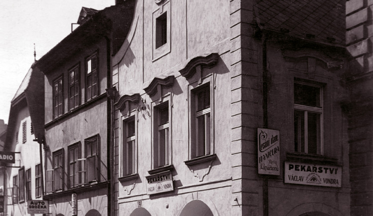 Kněžská 17, pekařství U Vondrů po roce 1930.