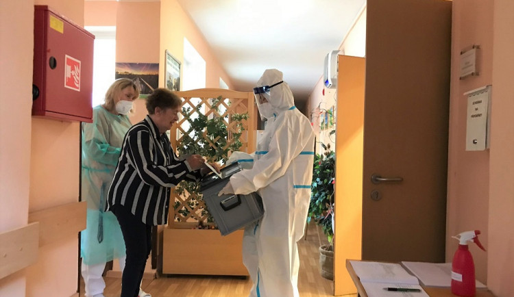 Tři klienti z odlehčovací služby českobudějovického domova seniorů Máj dnes volili do sněmovních voleb.