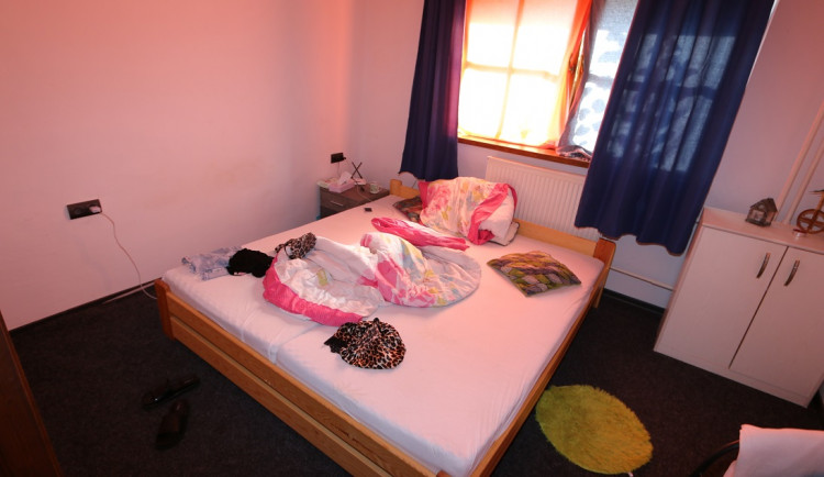 Ženy strávily v pokojích i několi dní, za které obviněná inkasovala peníze v hotovosti.