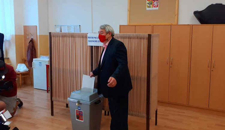 Vojtěch Filip dnes volil v českobudějovické škole Bezdrevská. Zdroj: Facebook Vojtěcha Filipa