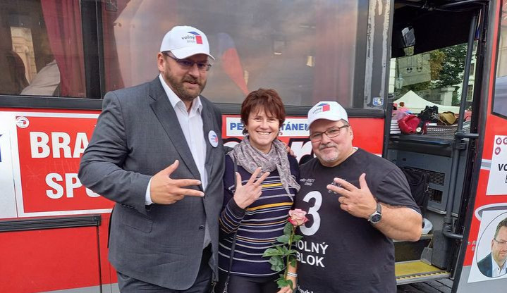 Známe předběžné výsledky voleb, tvrdí kandidáti za Volný blok. Jejich strana má prý 21 procent.