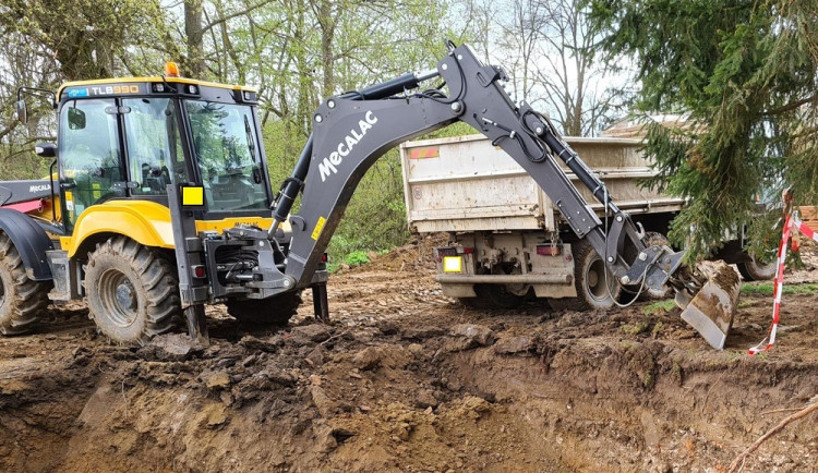 Škoda na odcizeném pracovním stroji je bezmála dva miliony korun.