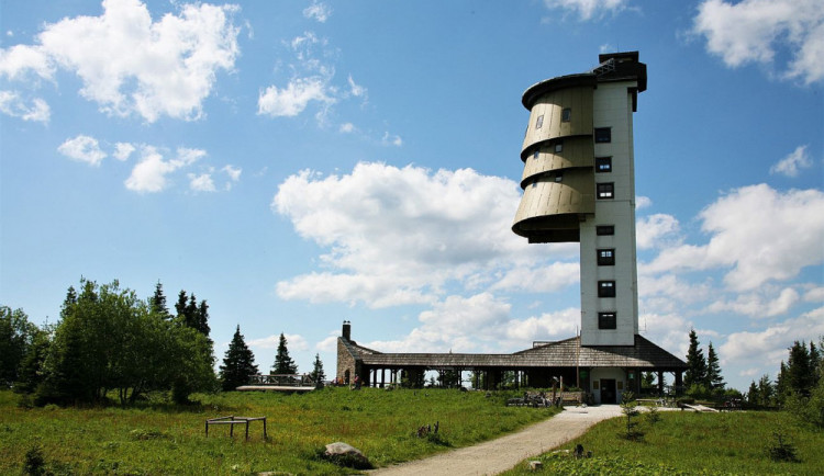 Rozhledna Poledník na stejnojmenném vrcholu.