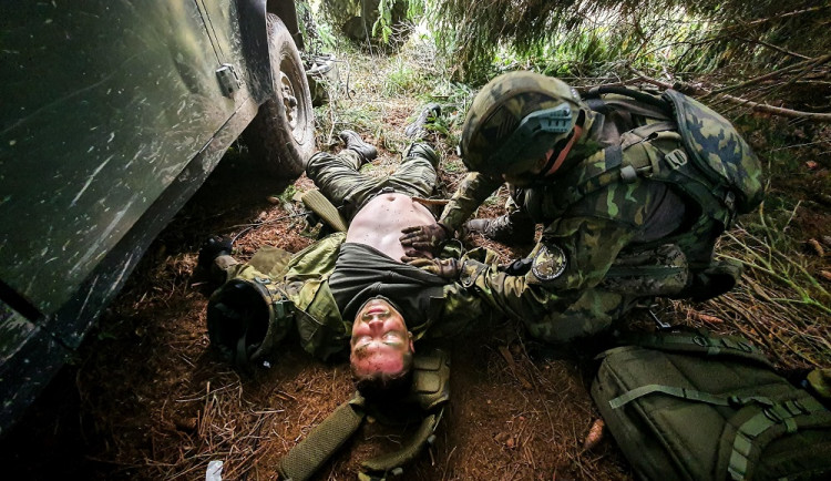 Jeden ze simulovaných incidentů – ošetření zraněného vojáka.