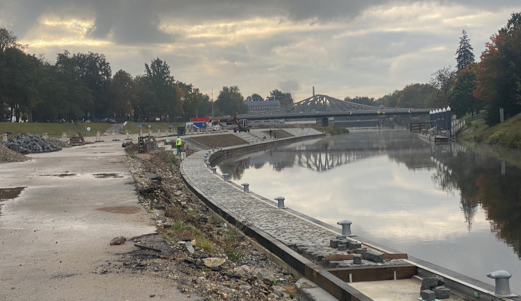 Stavba přístavní hrany finišuje. Hotovo má být na konci listopadu