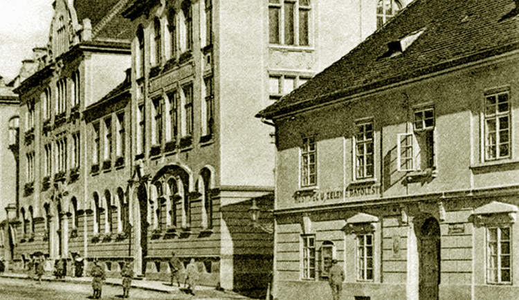 Vpravo hostinec U Zelené ratolesti, za nímž byl nejseverněhší bod kolejiště koňky.