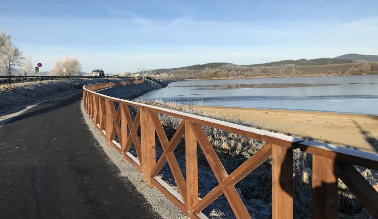 Cyklostezka v obci Černá v Pošumaví.