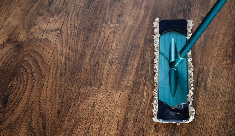 Mezi nejméně prestižní profese patří podle průzkumu uklízečka, ostraha a stavební dělník