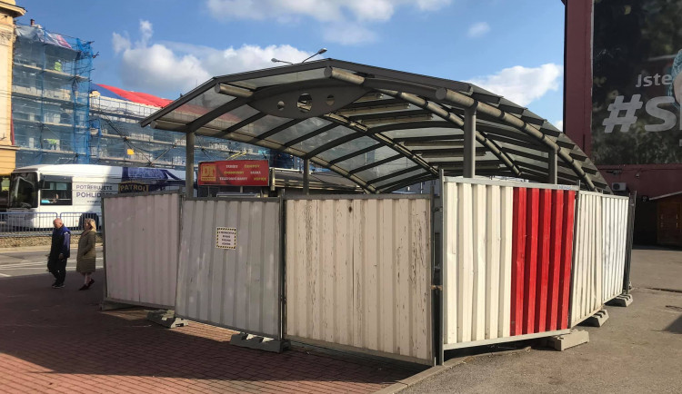 Vstup do podchodu je zakázaný, zatím tam jsou mobilní zábrany.