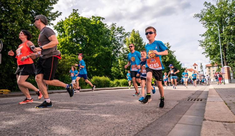 Sportujte s těmi nejbližšími. Zažijte dm rodinný běh v Českých Budějovicích