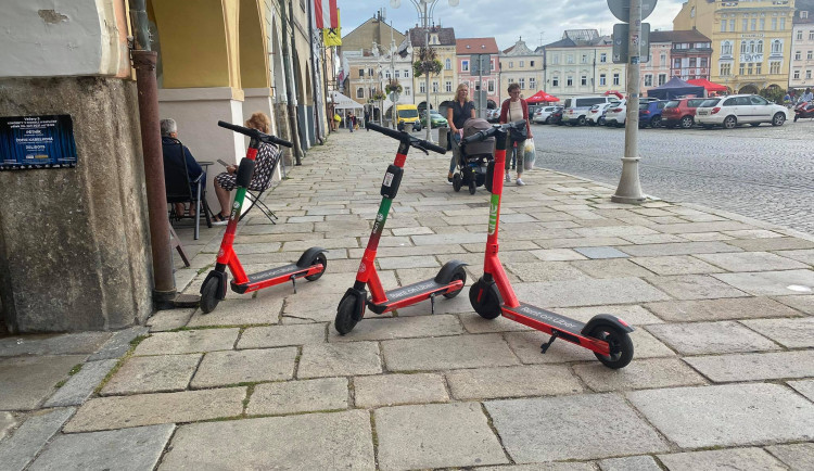 Elektrokoloběžky na náměstí Přemysla Otakara II. v Českých Budějovicích.
