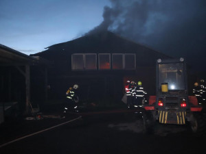 Hasiči likvidovali několik hodin požár truhlárny. Škoda je za pět milionů korun