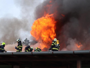 Hasiči likvidovali několik hodin požár truhlárny. Škoda je za pět milionů korun