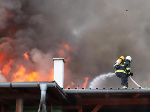 Hasiči likvidovali několik hodin požár truhlárny. Škoda je za pět milionů korun