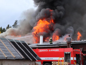 Hasiči likvidovali několik hodin požár truhlárny. Škoda je za pět milionů korun
