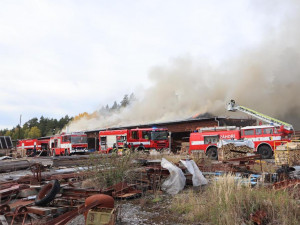 Hasiči likvidovali několik hodin požár truhlárny. Škoda je za pět milionů korun