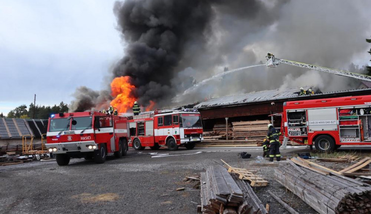 Hasiči likvidovali několik hodin požár truhlárny. Škoda je za pět milionů korun