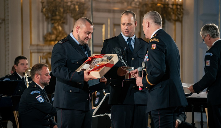 Prap. Jakub Ježko a prap. Martin Marek získali od policejního prezidenta medaili Za statečnost.