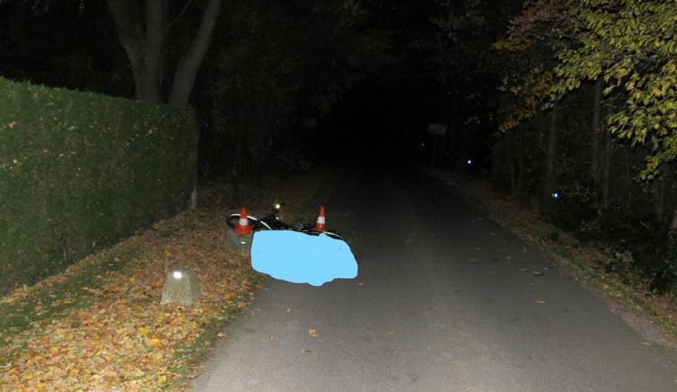 Cyklista na e-kole zřejmě přehlédl překážku u silnice. Na místě podlehl těžkému zranění.