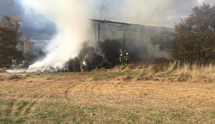 Požár v obci Mazelov.