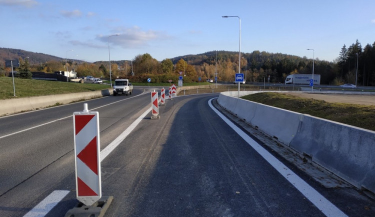 Průjezd kruháčem u Bílého Kostela komplikují díry. Na opravy dojde ještě letos