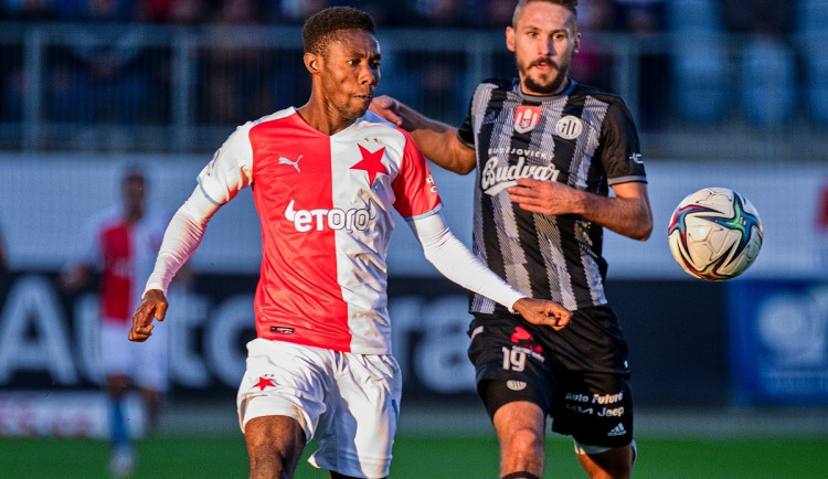 Patrik Brandner (v černém) vstřelil úvodní gól proti Slavii. Zápas skončil 2:2.