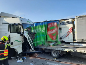 U Let havarovala tři nákladní auta. Tři lidé jsou zraněni