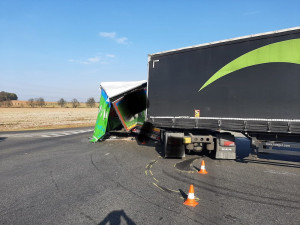 U Let havarovala tři nákladní auta. Tři lidé jsou zraněni