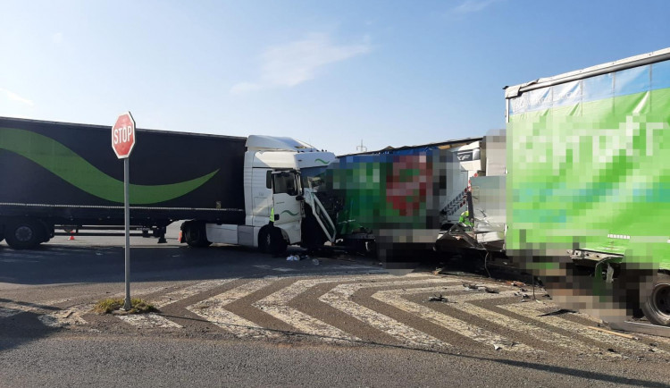 U Let havarovala tři nákladní auta. Tři lidé jsou zraněni