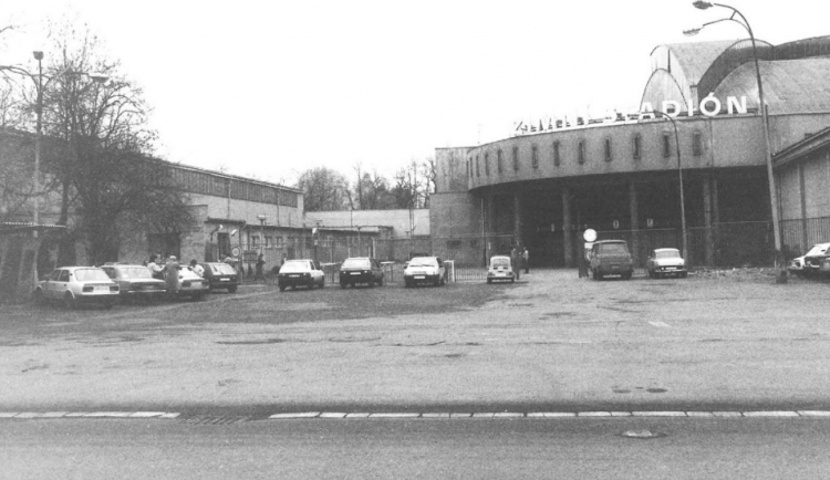 Zimní stadion v Českých Budějovicích prošel za svou historii řadou proměn. Tento snímek je z přelomu 80. a 90. let minulého století.