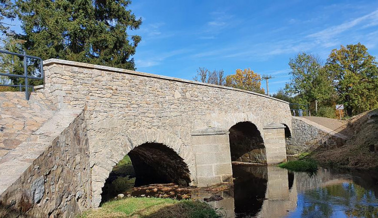 Památkově chráněný most z poloviny 19. století je opravený