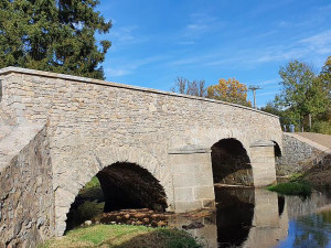 Památkově chráněný most z poloviny 19. století je opravený