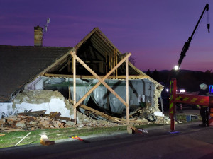 Do stodoly narazil kamion. Část domu musela být stržena