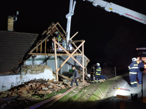 Do stodoly narazil kamion. Část domu musela být stržena
