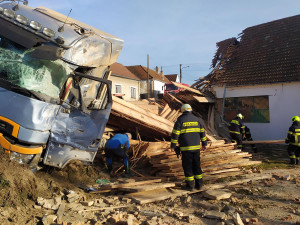 Do stodoly narazil kamion. Část domu musela být stržena