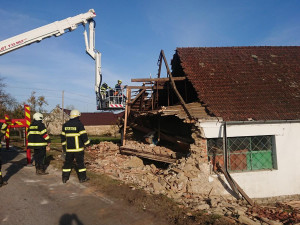 Do stodoly narazil kamion. Část domu musela být stržena