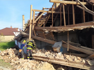 Do stodoly narazil kamion. Část domu musela být stržena