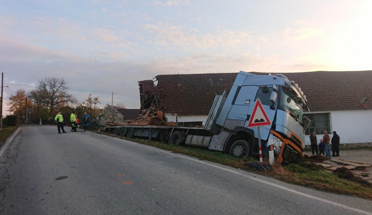 Do stodoly narazil kamion. Část domu musela být stržena