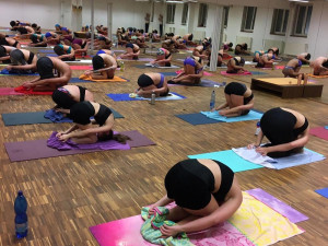 Cvičení při čtyřiceti stupních. Bikram Yoga protáhne tělo i duši
