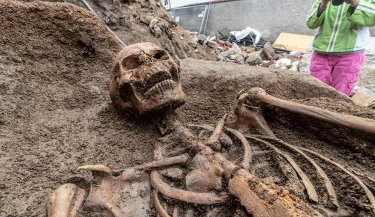 Překvapivý nález. V Táboře objevili při stavbě zdi kostry dvou lidí ze 17. století