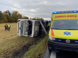 U Pištína se převrátil autobus. Cestovalo v něm 38 vojáků