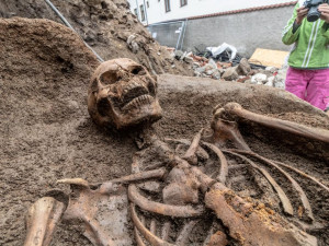 Překvapivý nález. V Táboře objevili při stavbě zdi kostry dvou lidí ze 17. století