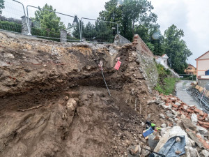 Při stavbě zdi našli v Táboře kosterní ostatky ze 17. století.