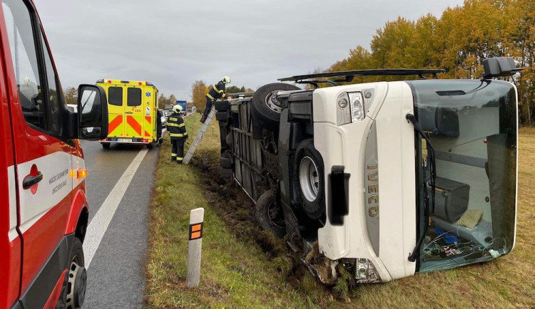U Pištína se převrátil autobus. Cestovalo v něm 38 vojáků