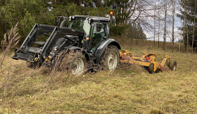 Příprava lyžařských tras ve Frymburku.