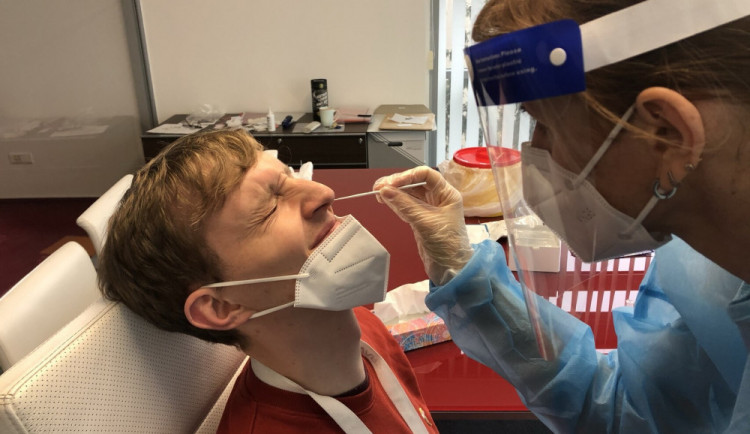 Na akcích nad 1000 lidí nebude možné se prokazovat antigenním testem